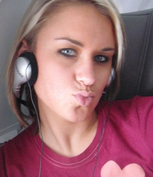 Duckface headphones.png