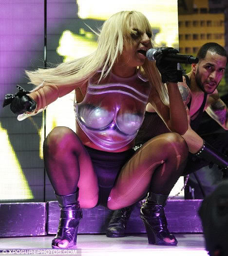 File:Lady gaga flashes her tampon string.jpg