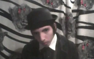 File:DFG en su cuarto.png