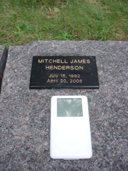 File:Mitchell Henderson's Grave.jpg