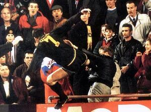 Cantona bitch slaps spectator.jpg